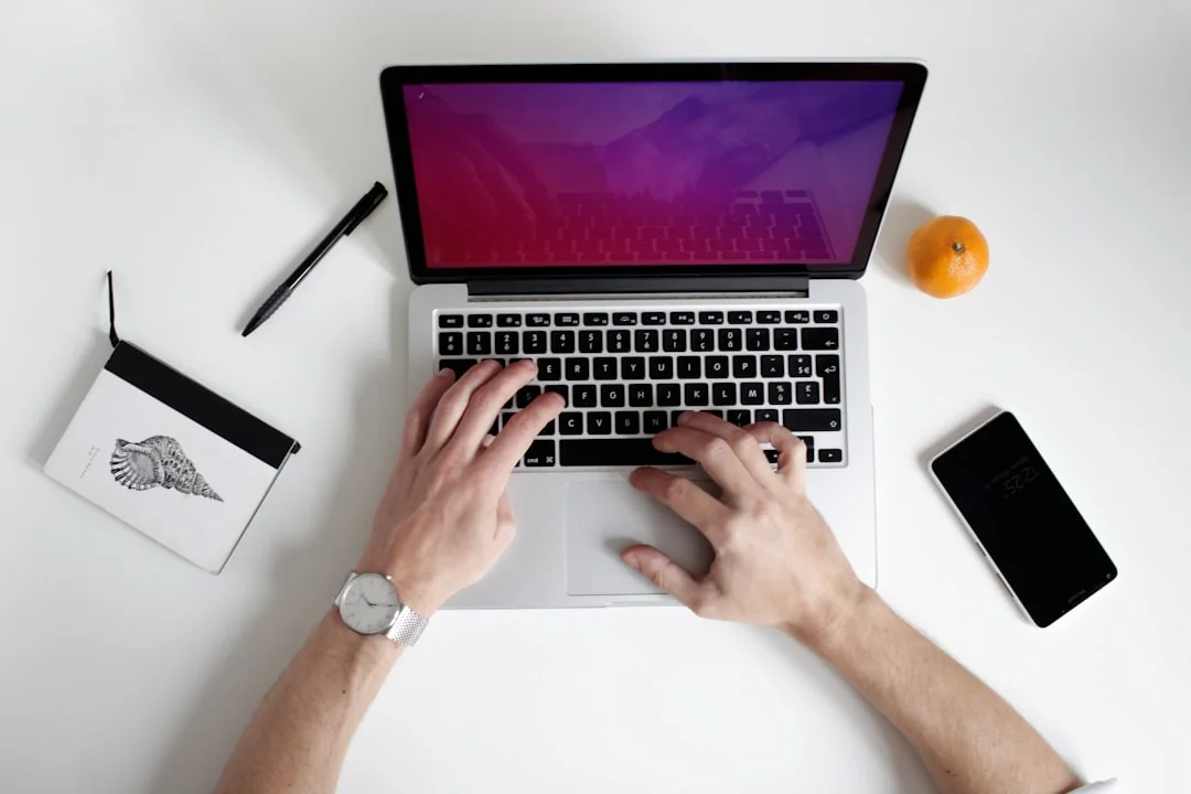 Une femme d'affaires travaille sur son ordinateur portable avec la page web Android 6.0 Marshmallow ouverte.